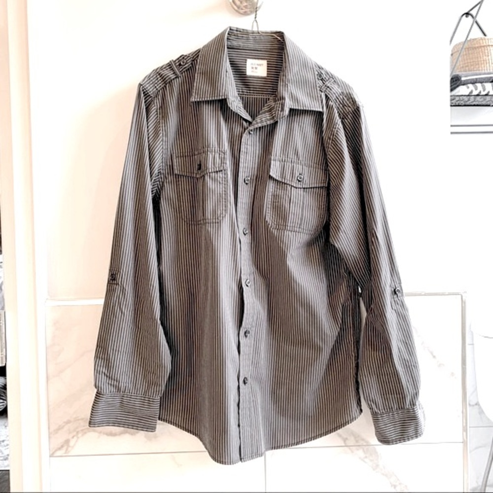 Old Navy Men’s Shirt.  Gray Stripe.  Size Medium.